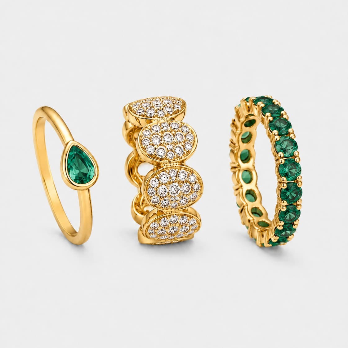 Set de anillos Nhia en oro amarillo con esmeraldas y diamantes